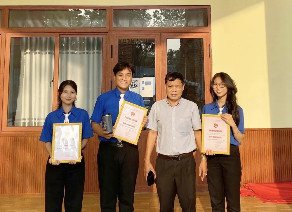Em Nguyễn Trường Sơn được Ban Giám hiệu Trường THPT Đồng Xoài ghi nhận những nỗ lực đóng góp cho các phong trào của trường 2.png