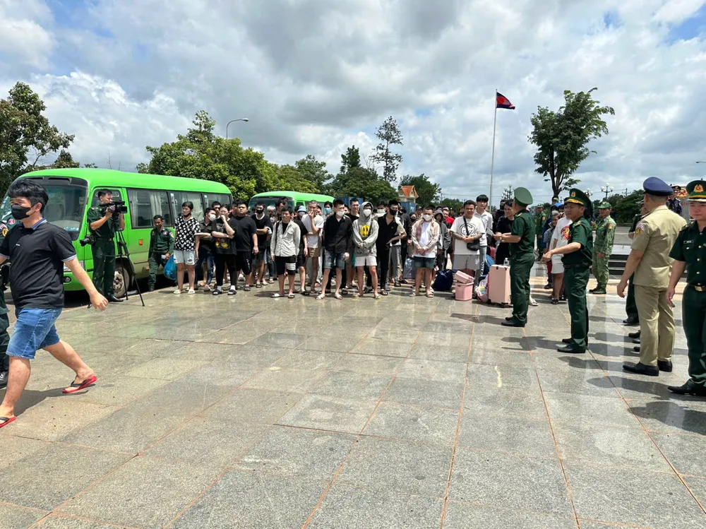 ពលរដ្ឋវៀតណាម ៨៥នាក់ ត្រូវបានកម្ពុជាបញ្ជូនមកវិញនៅច្រកទ្វារព្រំដែនអន្តរជាតិ Hoa Lu។ - 1.jpg