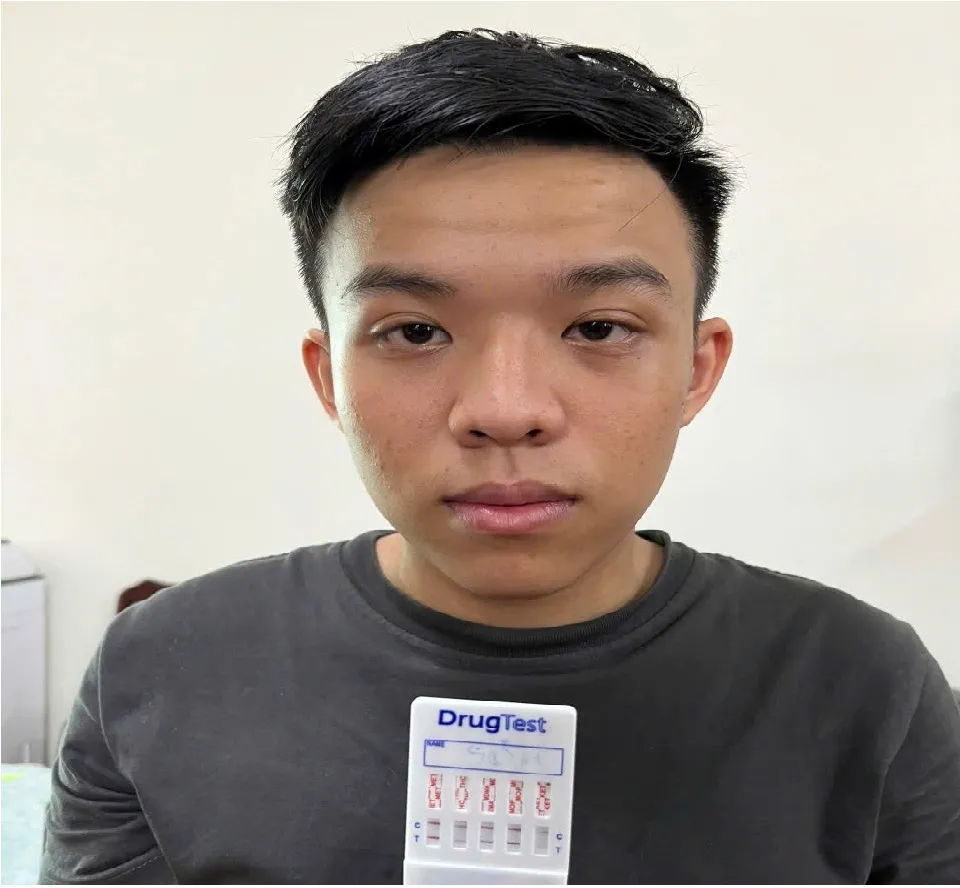 Đối tượng truy nã đặc biệt nguy hiểm Trần Hoàng Sơn tại cơ quan công an. Ảnh: Công an tỉnh Đồng Nai 2025-08-01.07-52-48.jpg