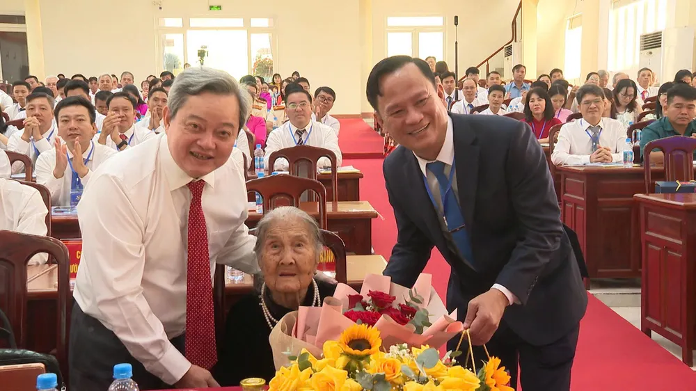 Lãnh đạo tỉnh Đồng Nai và phường Chơn Thành tặng hoa, quà cho Mẹ Việt Nam Anh hùng Nguyễn Thị Ngừng tại đại hội (4).jpg