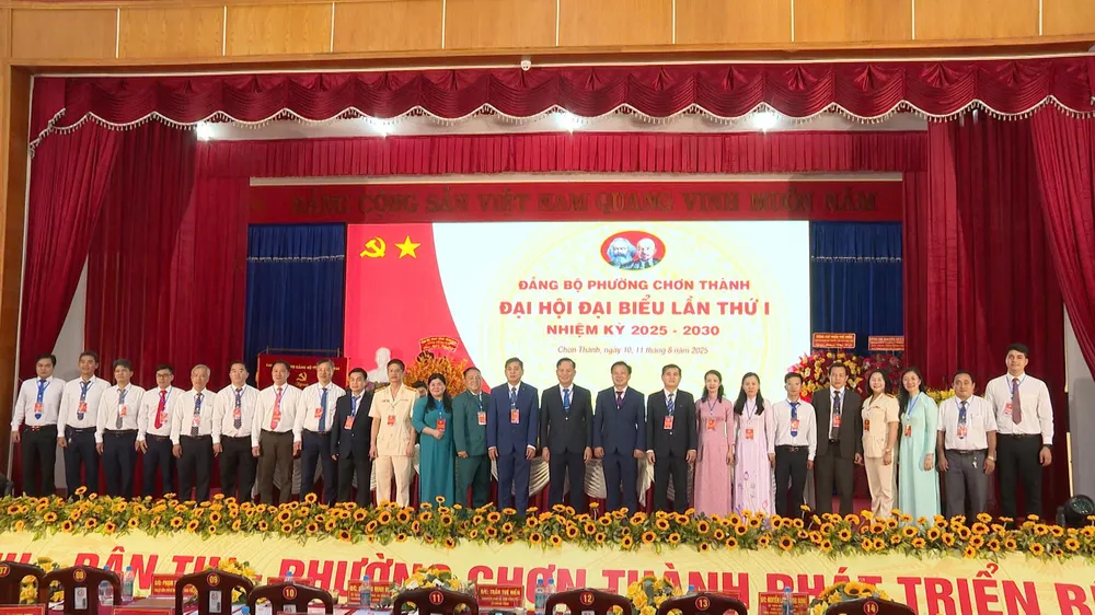 Ban chấp hành Đảng bộ phường Chơn Thành ra mắt đại hội (6).jpg