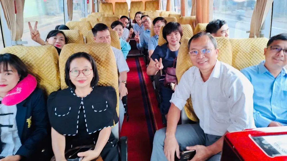 Xe khách chở cán bộ từ Bình Phước trước đây qua UBND tỉnh Đồng Nai làm việc 1.jpg
