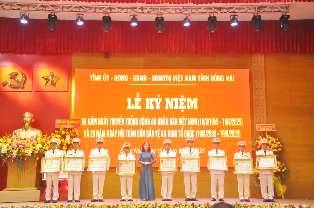 Đồng chí Huỳnh Thị Hằng, Phó Bí thư Tỉnh ủy, Chủ tịch Ủy ban MTTQ Việt Nam tỉnh Đồng Nai trao Huân chương Chiến công và Huân chương Bảo vệ Tổ quốc cho các tập thể, cá nhân (7).JPG
