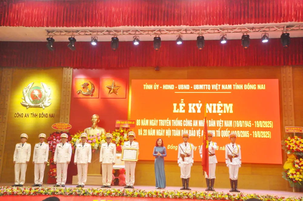 Đồng chí Huỳnh Thị Hằng, Phó Bí thư Tỉnh ủy, Chủ tịch Ủy ban MTTQ Việt Nam tỉnh Đồng Nai trao Huân chương Chiến công hạng Nhì cho Phòng Cảnh sát điều tra tội phạm về ma túy Công an tỉnh (8).JPG