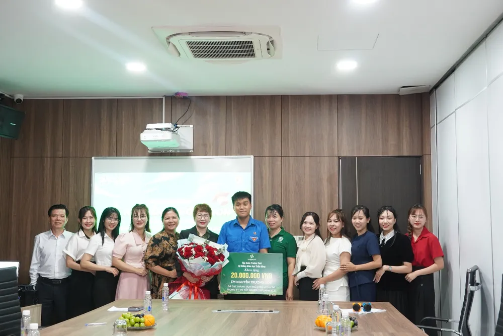Đại diện Tập đoàn Trường Tươi và Công ty TNHH Phát triển giáo dục Thần Đồng trao học bổng cho thủ khoa Nguyễn Trường Sơn - 1.jpg