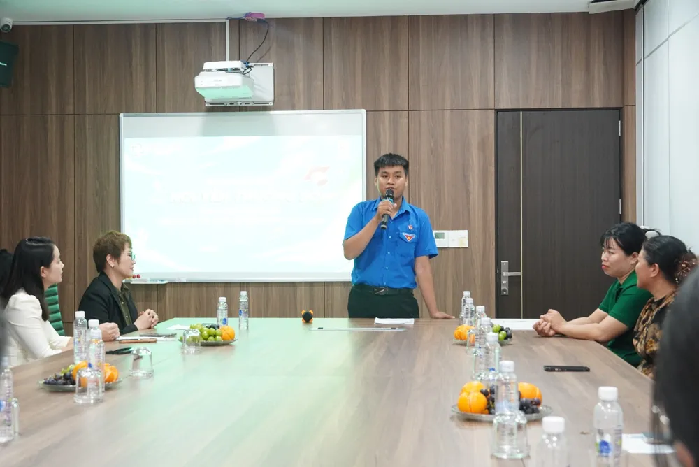 Thủ khoa Nguyễn Trường Sơn bày tỏ lòng cảm ơn tại buổi được trao học bổng - 2.jpg