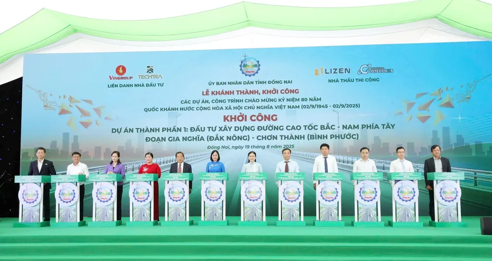 Các đại biểu thực hiện nghi thức bấm nút khởi công dự án - 3.jpg