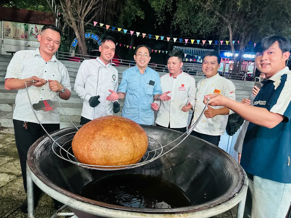 Köche stellen Vietnam-Rekord mit dem größten Gericht aus gepufftem Klebreis mit Cashewnüssen auf - 13.jpg