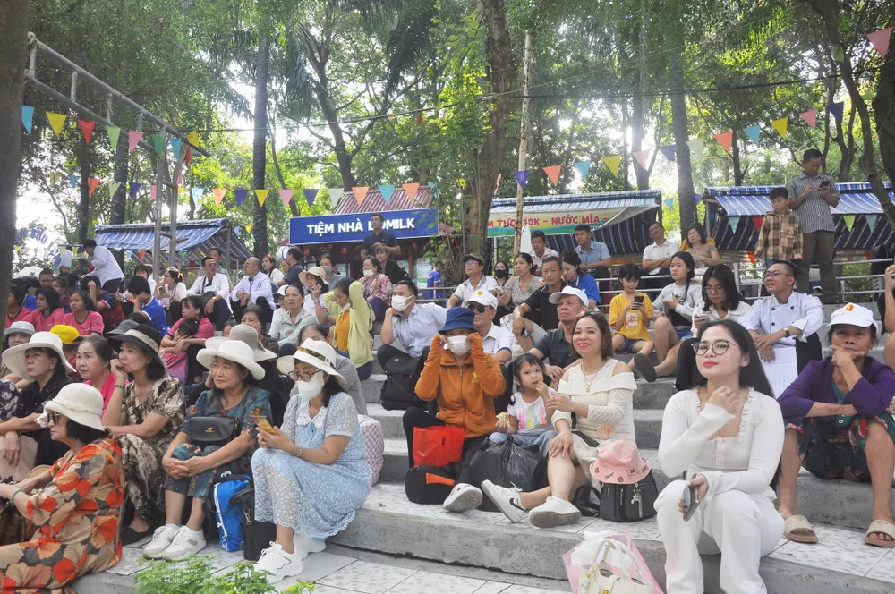 Viele Touristen besuchen das Festival - 2.JPG
