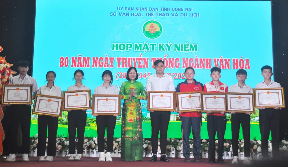 Phó Chủ tịch UBND tỉnh Đồng Nai Nguyễn Thị Hoàng tặng bằng khen cho các tập thể, cá nhân có thành tích xuất sắc trong hoạt động văn hóa, thể thao (7).jpg