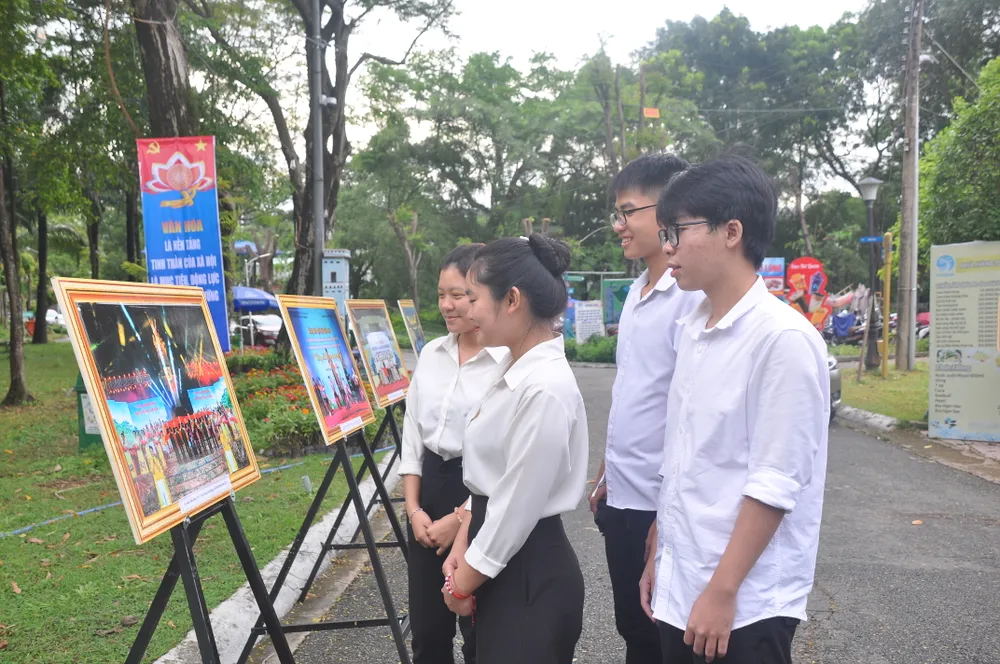 Các em học sinh tham quan triển lãm ảnh 80 năm ngành VH-TT-DL tại buổi họp mặt - 8.JPG