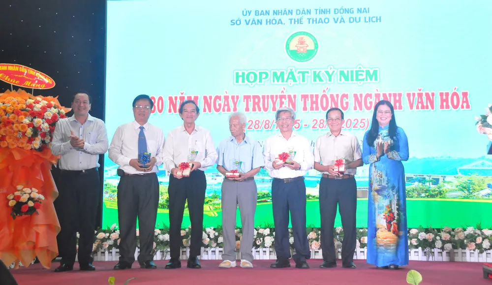 Lãnh đạo Sở VH-TT-DL tỉnh Đồng Nai trao quà tri ân cho các nguyên lãnh đạo ngành tại buổi họp mặt dang.jpg