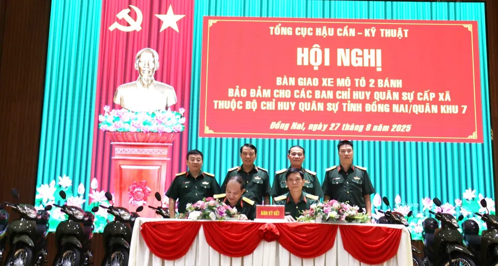 Lãnh đạo Tổng cục Hậu cần kỹ thuật và Quân khu 7 chứng kiến ký kết bàn giao phương tiện - 1.JPG