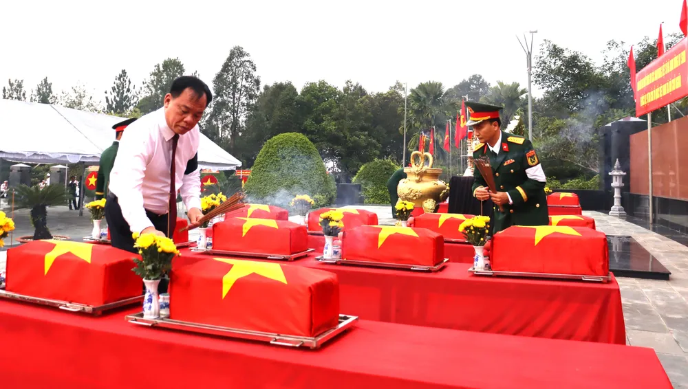 Chủ tịch UBND tỉnh Đồng Nai Võ Tấn Đức dâng hương, viếng anh linh các liệt sĩ - 1.JPG