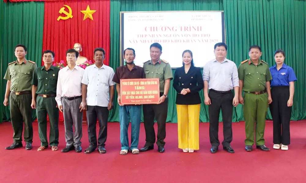 Lãnh đạo Công an xã Phú Trung và Phòng Tổ chức cán bộ, Công an tỉnh Đồng Nai tặng bảng tượng trưng 80 triệu đồng hỗ trợ xây dựng nhà ở cho gia đình anh Điểu Quân 1.jpg