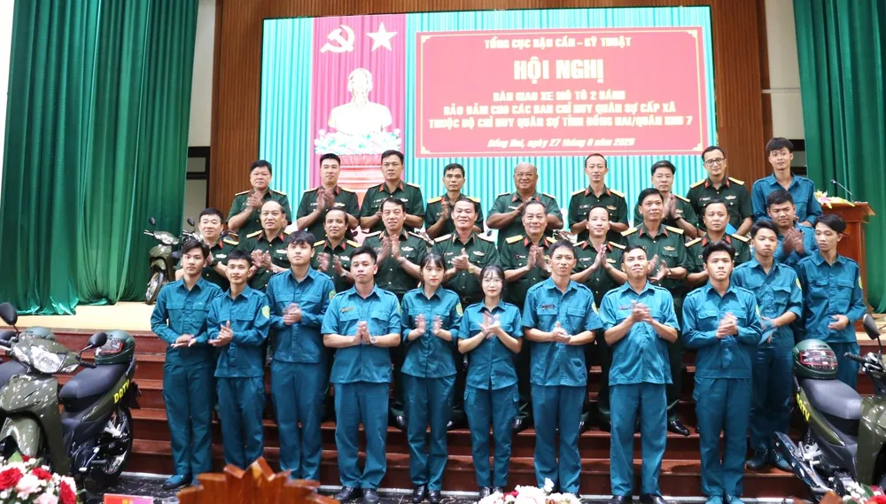 Các đại biểu chụp ảnh lưu niệm tại hội nghị - 2.JPG