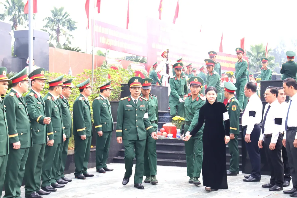 Các đại biểu thực hiện nghi thức di quách hài cốt liệt sĩ đến nơi an táng - 2.JPG