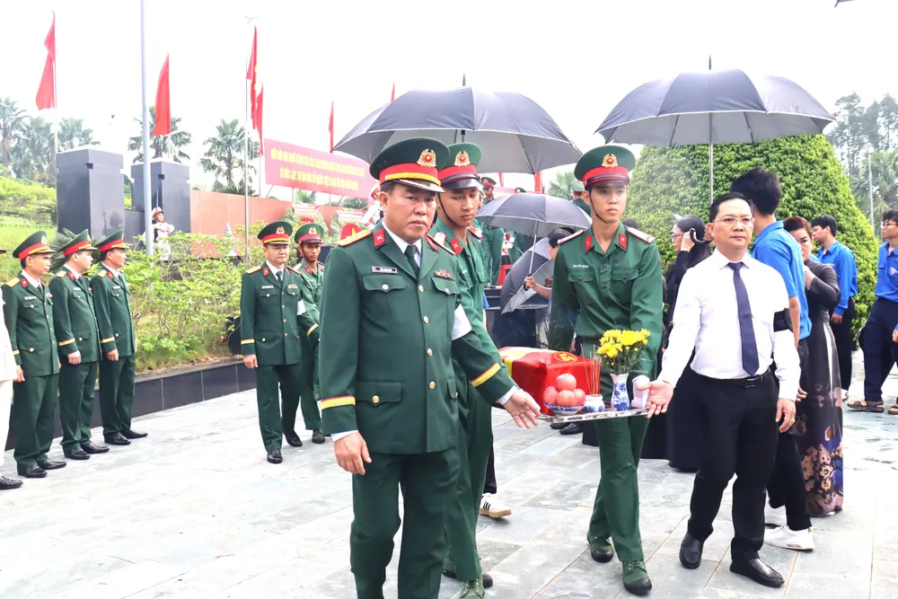Các đại biểu thực hiện nghi thức di quách hài cốt liệt sĩ đến nơi an táng - 3.JPG