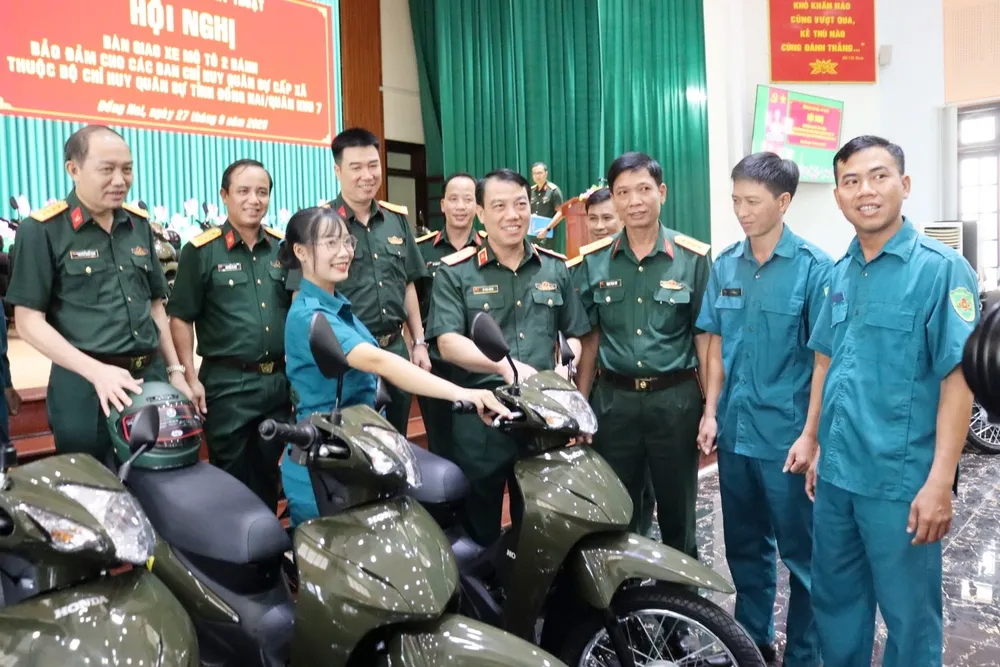 Lãnh đạo Tổng cục Hậu cần Kỹ thuật và Quân khu 7 hướng dẫn cán bộ quân sự cấp xã sử dụng xe mô tô - 3.JPG