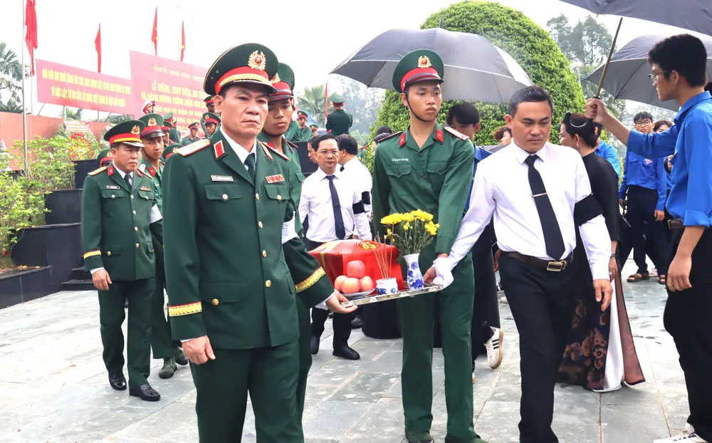 Các đại biểu thực hiện nghi thức di quách hài cốt liệt sĩ đến nơi an táng - 4.JPG