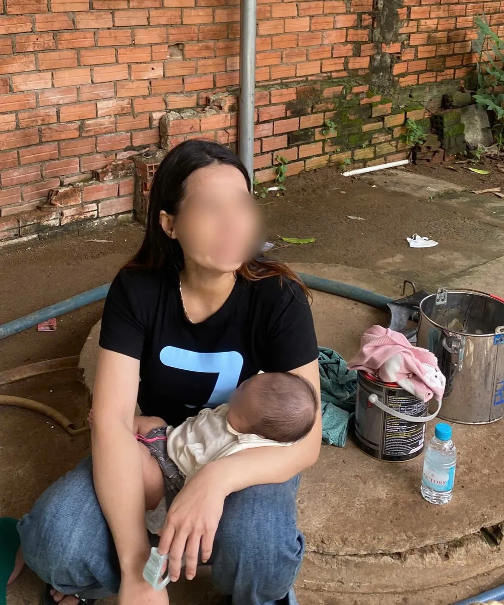Chị Đ.T.M. có biểu hiện bệnh tâm thần, ẵm trên tay con thơ - 1.png