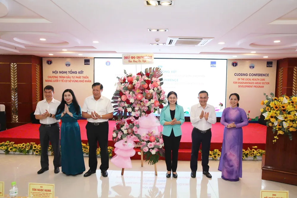 Lãnh đạo tỉnh Đồng Nai (bên phải) tặng hoa chúc mừng hội nghị - 2.jpg