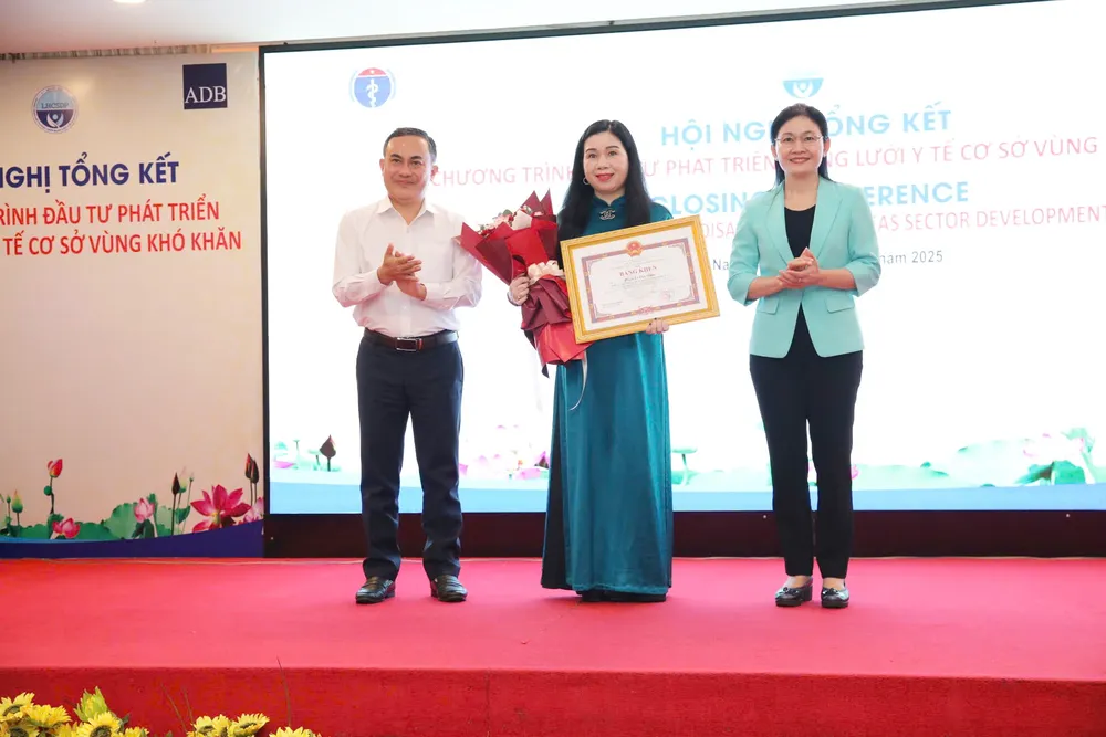 Lãnh đạo tỉnh Đồng Nai tặng Bằng khen của UBND tỉnh cho cá nhân có nhiều đóng góp thực hiện chương trình ADB - 4.jpg