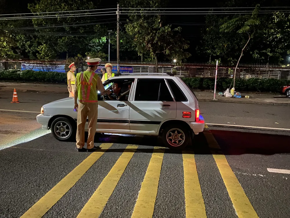 CSGT Công an tỉnh Đồng Nai kiểm tra nồng độ cồn người điều khiển phương tiện tham gia giao thông trên Quốc lộ 14, đoạn qua phường Đồng Xoài 1.jpg