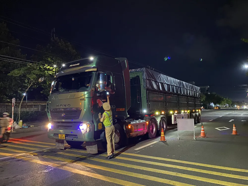 CSGT Công an tỉnh Đồng Nai kiểm tra nồng độ cồn người điều khiển phương tiện tham gia giao thông trên Quốc lộ 14, đoạn qua phường Đồng Xoài 2.jpg