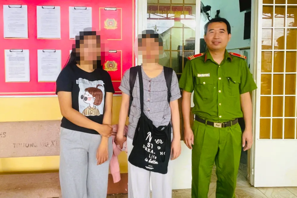 Công an phường Xuân Lập đã bàn giao chị L.H.O. (đứng giữa) về với gia đình - 1.png
