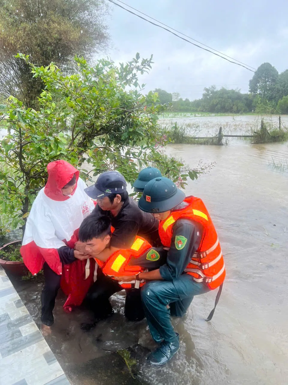 Con trai bà Nguyễn Thị Bạch Tuyết được cán bộ, chiến sĩ Ban Chỉ huy Quân sự xã Thiện Hưng đưa đến nơi an toàn - 2.jpg