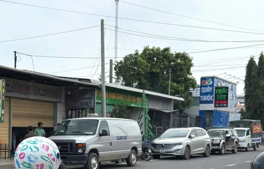 Cơ quan chức năng thực nghiệm hiện trường tại căn nhà bị can Nguyễn Thị Hồng Bích gây án (2).jpg