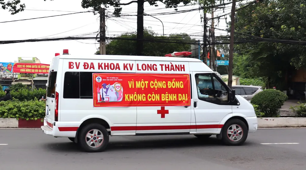 Xe diễu hành mang thông điệp về phòng chống bệnh dại. Ảnh: CDC tỉnh Đồng Nai - 5.jpg