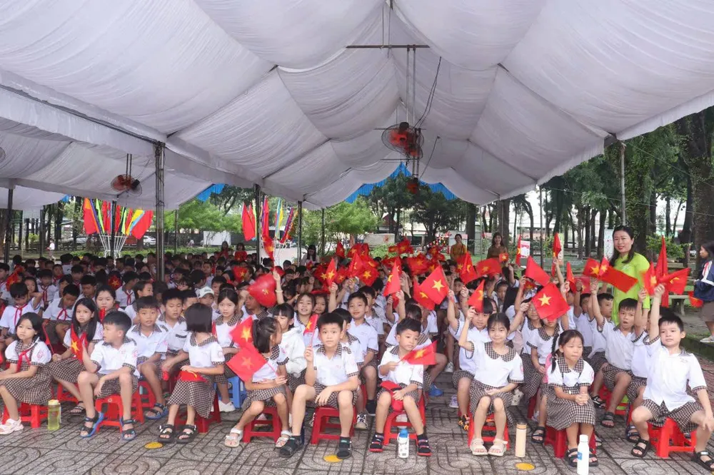 Học sinh Trường Tiểu học Tân Phú, phường Bình Phước, tỉnh Đồng Nai trong Lễ Khai giảng năm học 2025 – 2026 1.jpg
