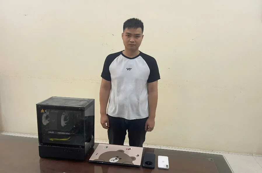 Đối tượng Nguyễn Phúc Tới và thiết bị thu giữ tại cơ quan công an. Ảnh: Công an tỉnh Đồng Nai (2).jpg