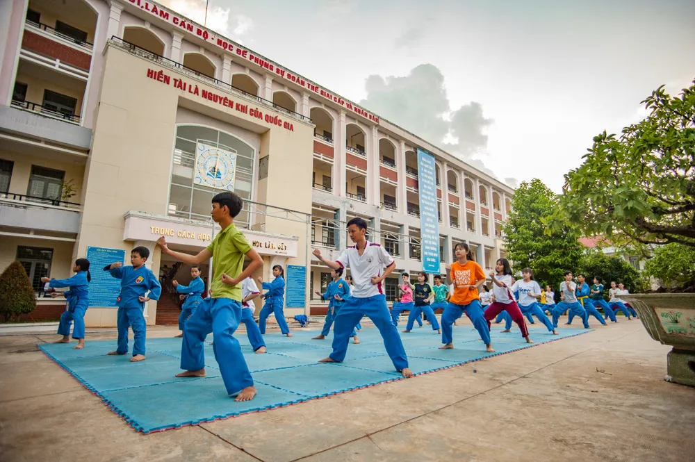 Học sinh Trường THPT chuyên Bình Long, phường Bình Long, tỉnh Đồng Nai trong một tiết học thể dục 2.jpg