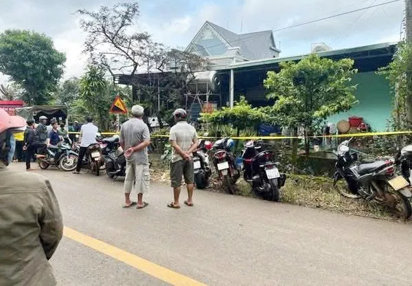 Rất đông người dân hiếu kỳ tập trung theo dõi vụ việc - 1.jpg