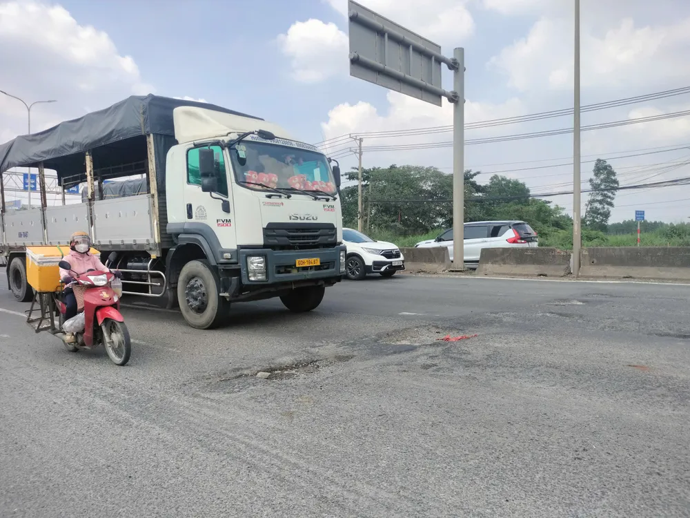 Quốc lộ 51 - tuyến đường huyết mạch từ tỉnh Đồng Nai đi TPHCM đã xuống cấp nặng - 1.jpg