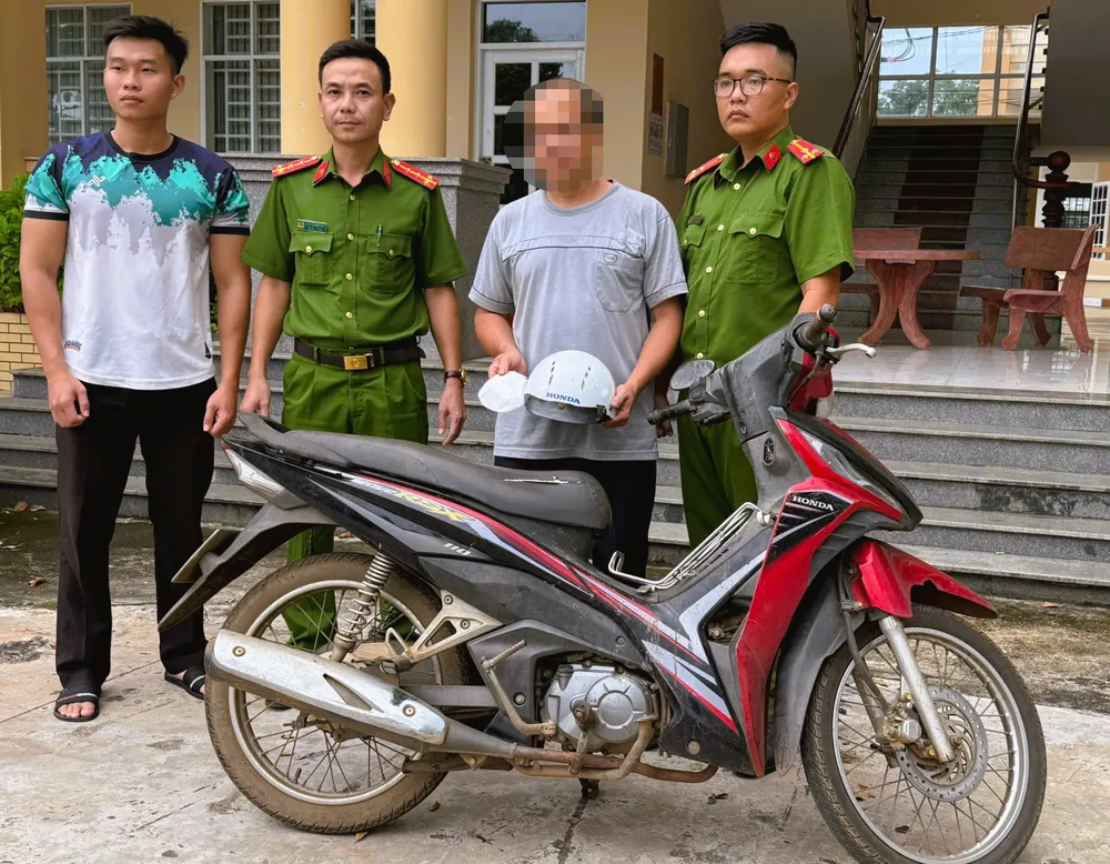 Đối tượng P.T.T. (mặc áo thun xám) tại trụ sở Công an xã Xuân Lộc 1.png