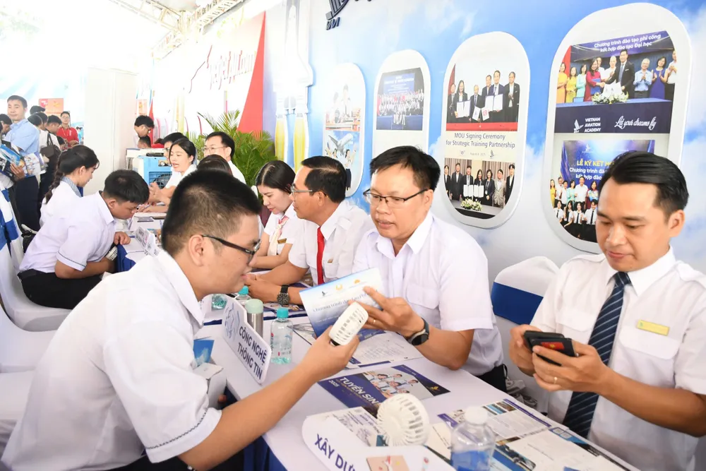 Nhiều ứng viên tìm kiếm cơ hội việc làm tại Ngày hội việc làm Sân bay Long Thành 23-8 - 1.jpg