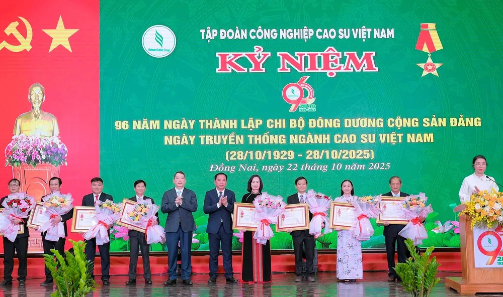Trao Huân chương Lao động hạng Ba của Chủ tịch nước cho các cá nhân tại buổi lễ. Ảnh: NHƯ NAM - 3.jpg