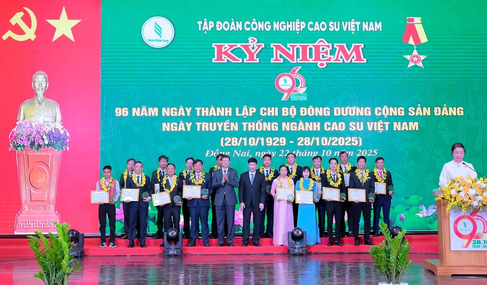 Trao giải thưởng “Cao su Việt Nam” cho các cá nhân đoạt giải. Ảnh: NHƯ NAM - 4.jpg