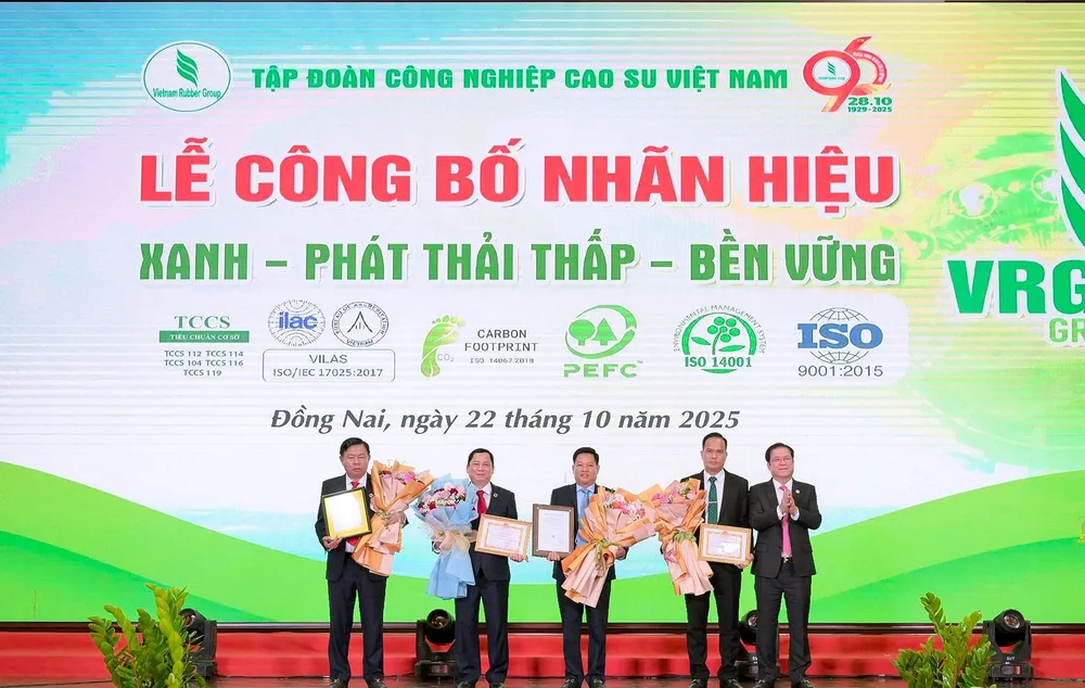 Tập đoàn Công nghiệp Cao su Việt Nam công bố nhãn hiệu chứng nhận “VRG GREEN” và vinh danh 2 đơn vị tiên phong. Ảnh: NHƯ NAM - 5.jpg