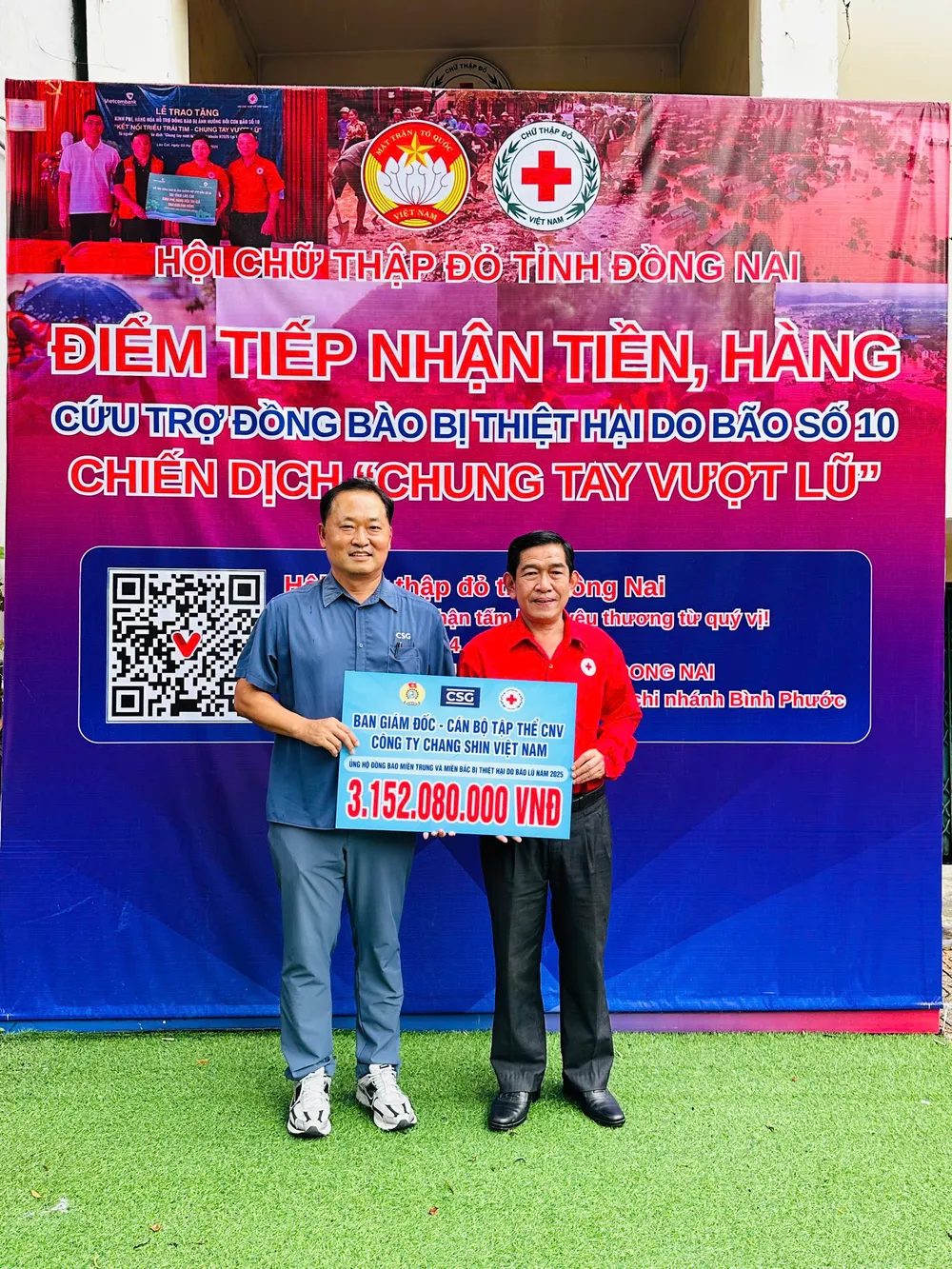 Ông Kim Si Jung trao bảng tượng trưng ủng hộ cho ông Nguyễn Tấn Hưng, Chủ tịch Hội Chữ thập đỏ tỉnh Đồng Nai - 3.jpg