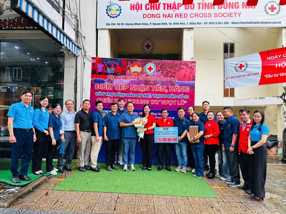 Lãnh đạo tỉnh Đồng Nai tặng lẵng hoa cảm ơn đến lãnh đạo Công ty Chang Shin Việt Nam - 4.jpg