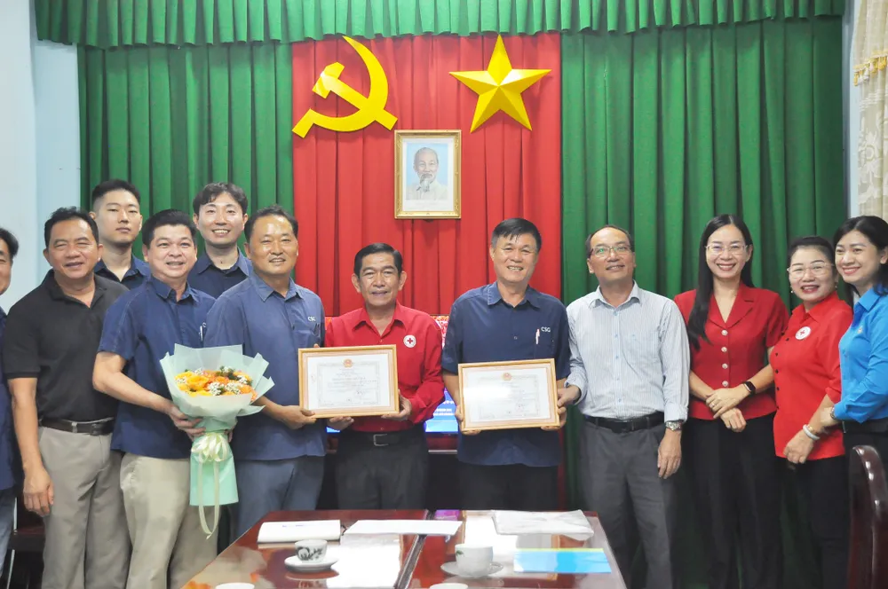 Ông Nguyễn Tấn Hưng, Chủ tịch Hội Chữ thập đỏ tỉnh Đồng Nai trao thư cảm ơn đến lãnh đạo Công ty Chang Shin Việt Nam - 5.JPG