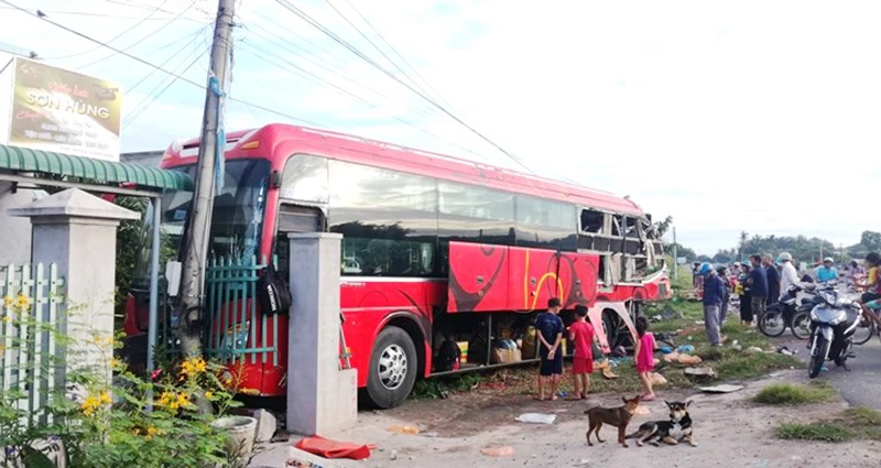 Cú va chạm mạnh khiến xe khách nhà xe Kim Thành đâm vào trụ điện và tông sập hàng rào nhà người dân bên đường