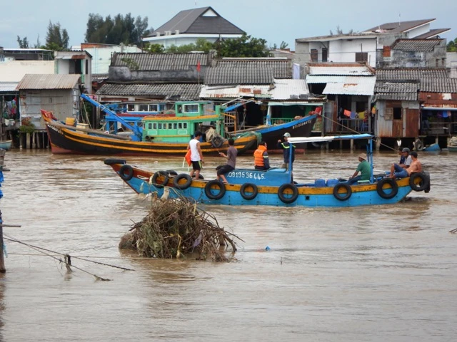 Ngành chức năng tìm kiếm thi thể nam thanh niên bị mất tích.