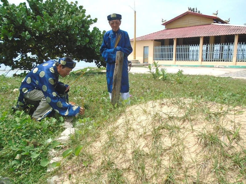 Ngư dân khấn vái mộ cá Ông