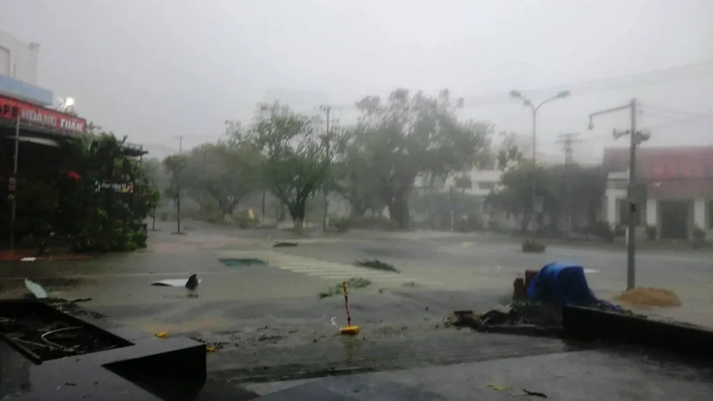 VIDEO: Nam Trung bộ hàng ngàn nhà tốc mái, nhiều tàu dạt bờ ảnh 1